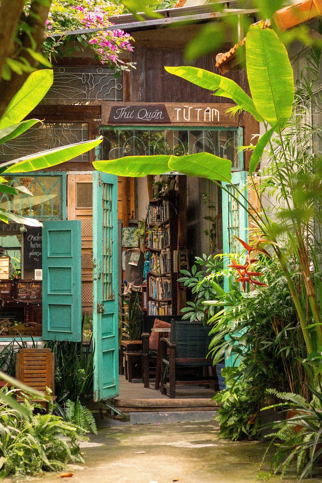 Tu Tam Book Café - Image 1