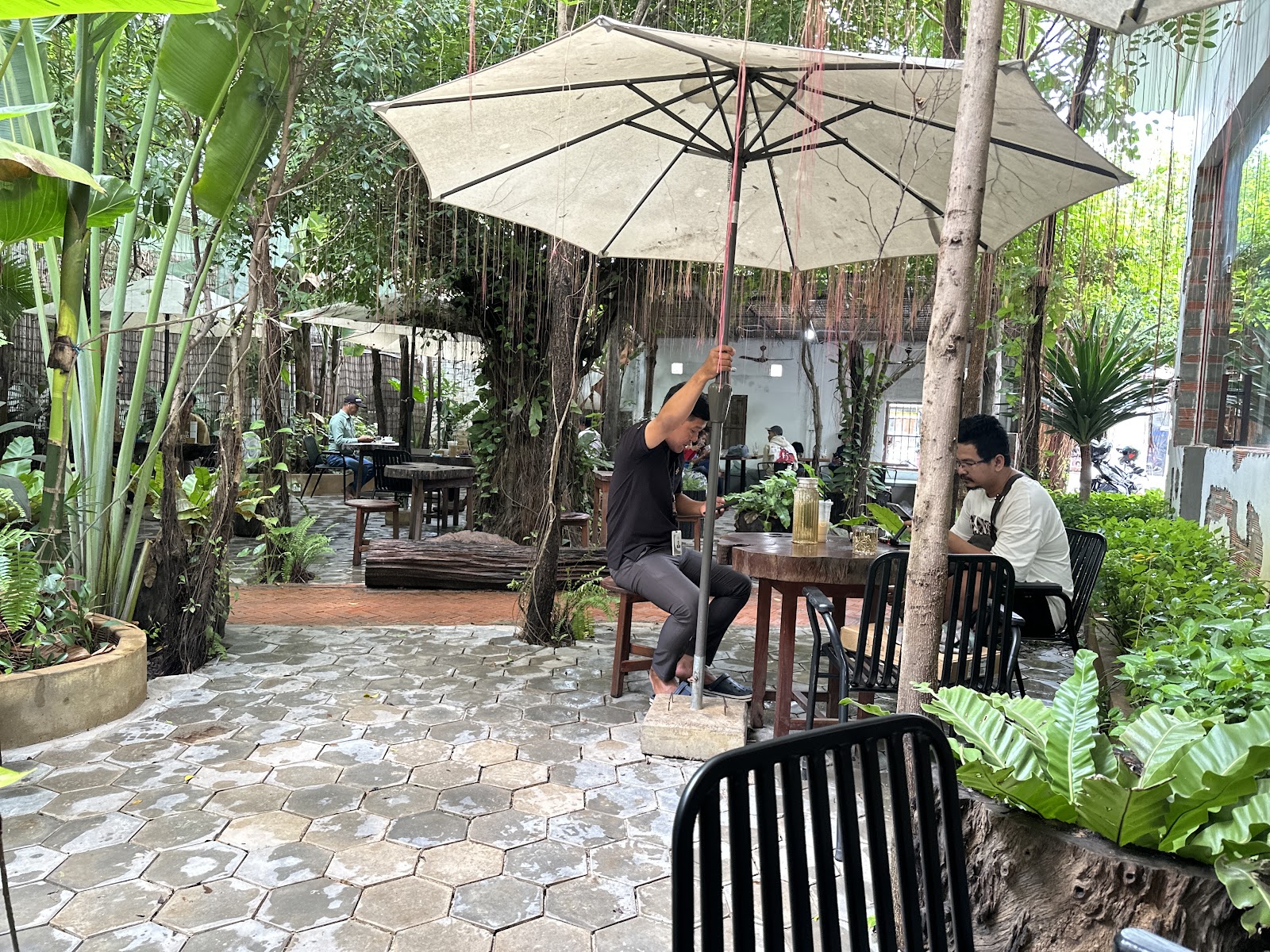 UR Cafe - Image 1